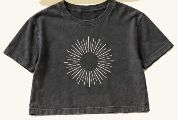 T-shirt gris délavé raccourci.