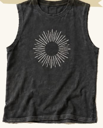 T-shirt gris délavé sans manches.