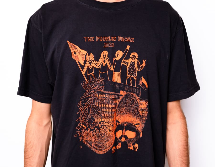 T-shirt noir imprimé à l’encre orange.